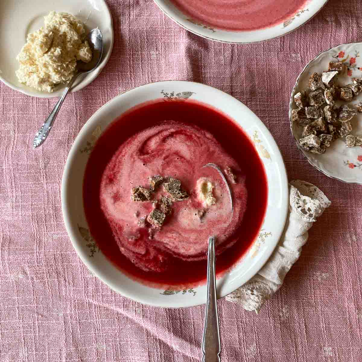 Rote Rüben Suppe mit Kren und Schwarzbrotcroutons auf Suppenteller - Rote Rüben Suppe mit Kren - Red beet Soup with horseradish.