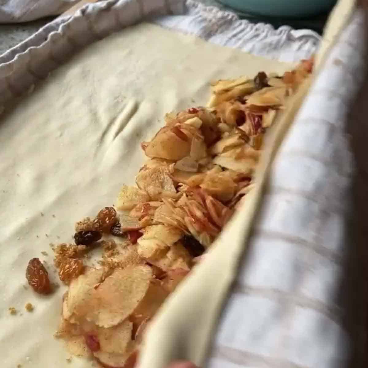 Apfelstrudel Füllung auf selbstgezogenem Strudelteig