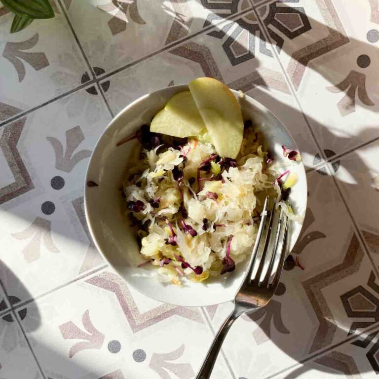 Schneller &amp; einfacher Sauerkrautsalat mit Apfel und Linsen