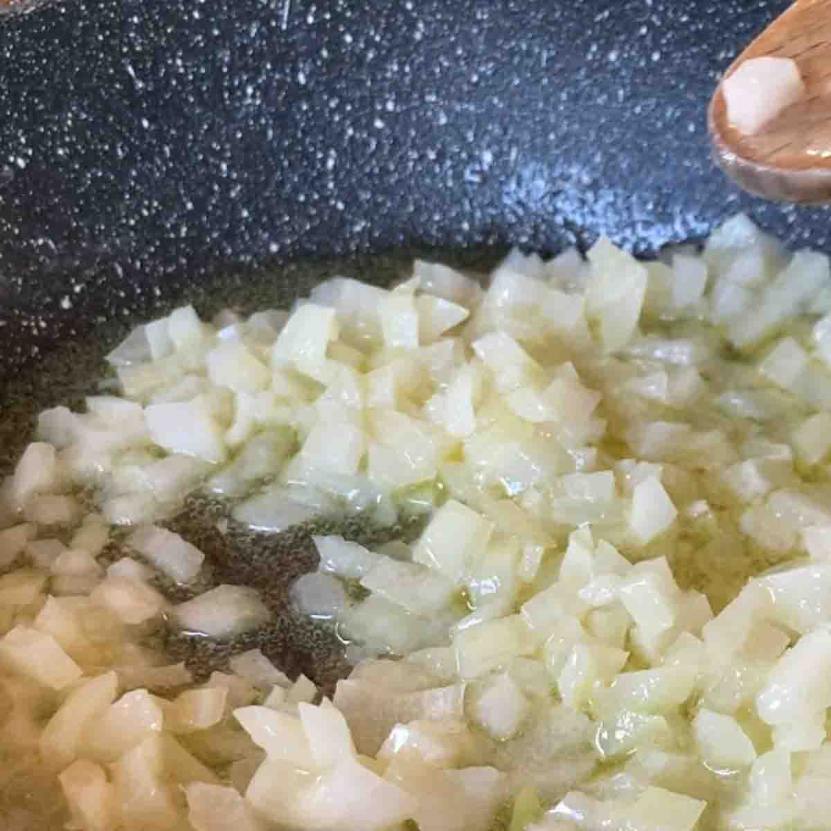 Zwiebel in Butter glasig dünsten.