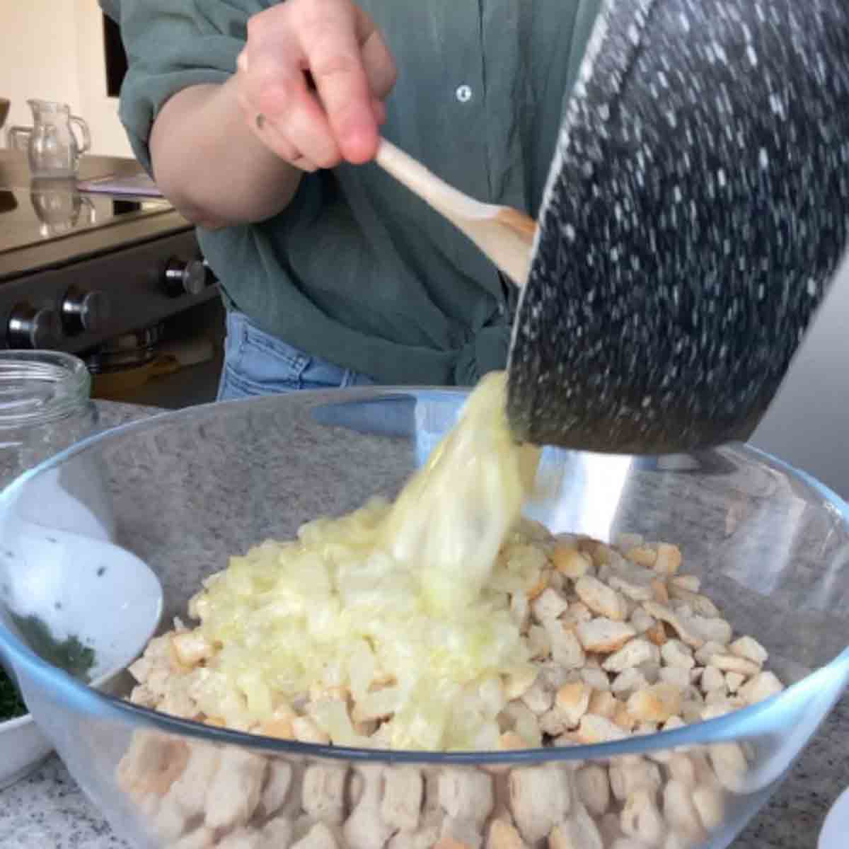 Zwiebel werden über Semmelwürfel geleert.