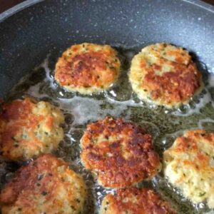 Kaspressknödel in der Pfanne beim herausbacken.