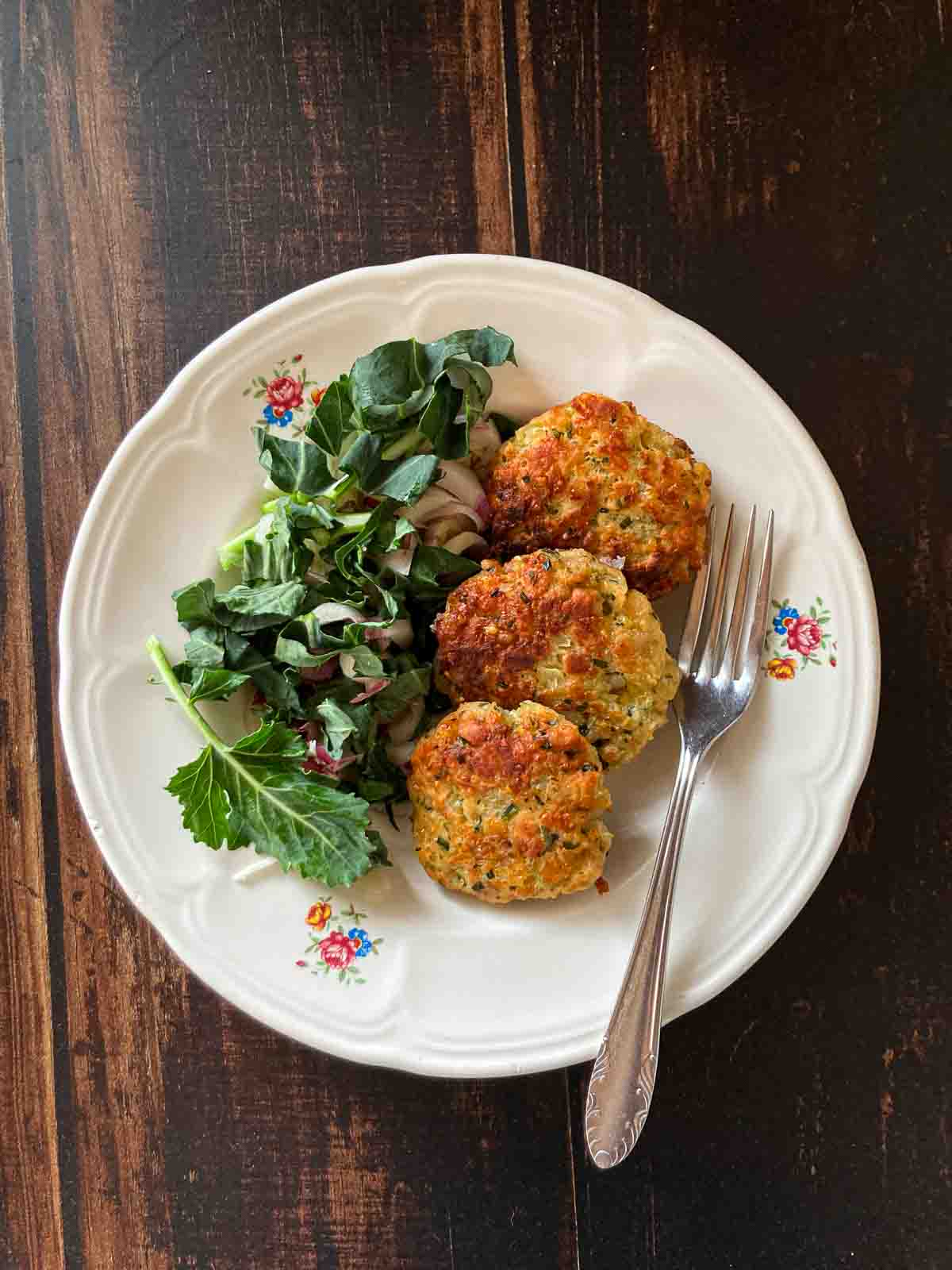 Kaspressknödel mit Salat auf Teller.