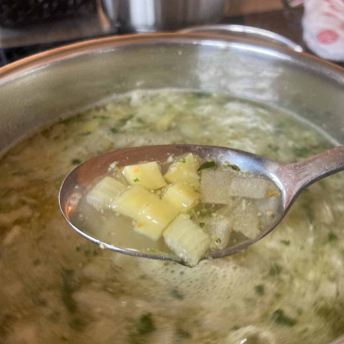 gekochte Kartoffelwürfel in Suppe.