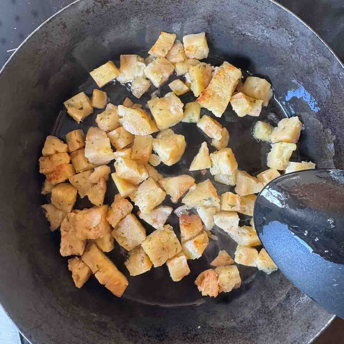 Semmelknödel Würfel in Pfanne angebraten.