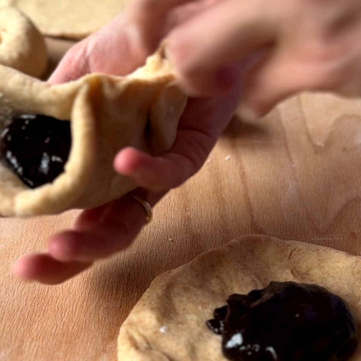 Germknödel verschließen.