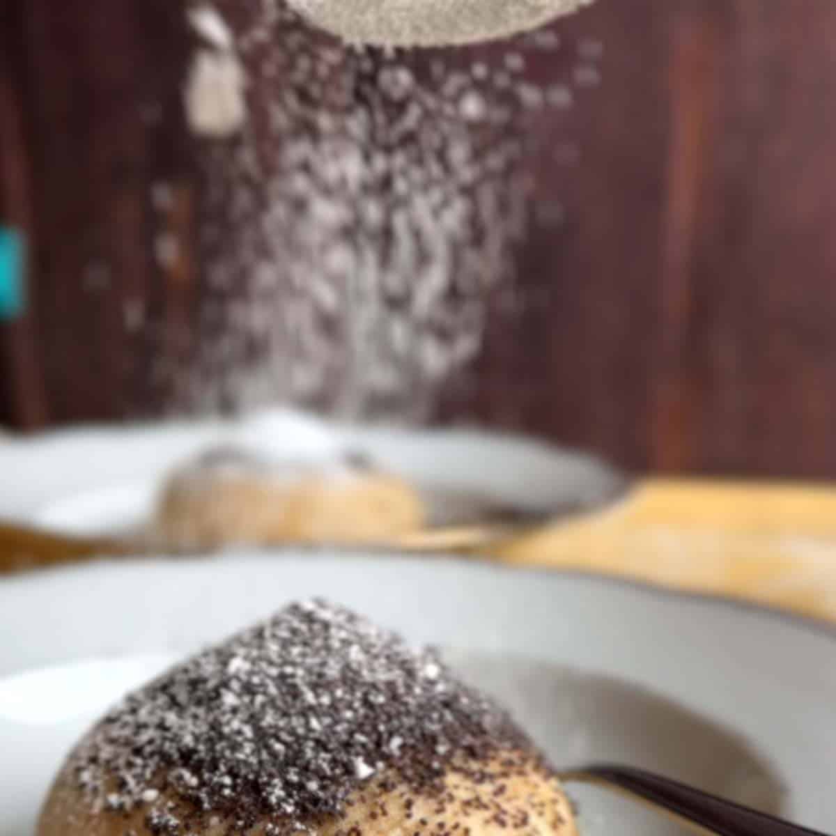 Germknödel mit Staubzucker.