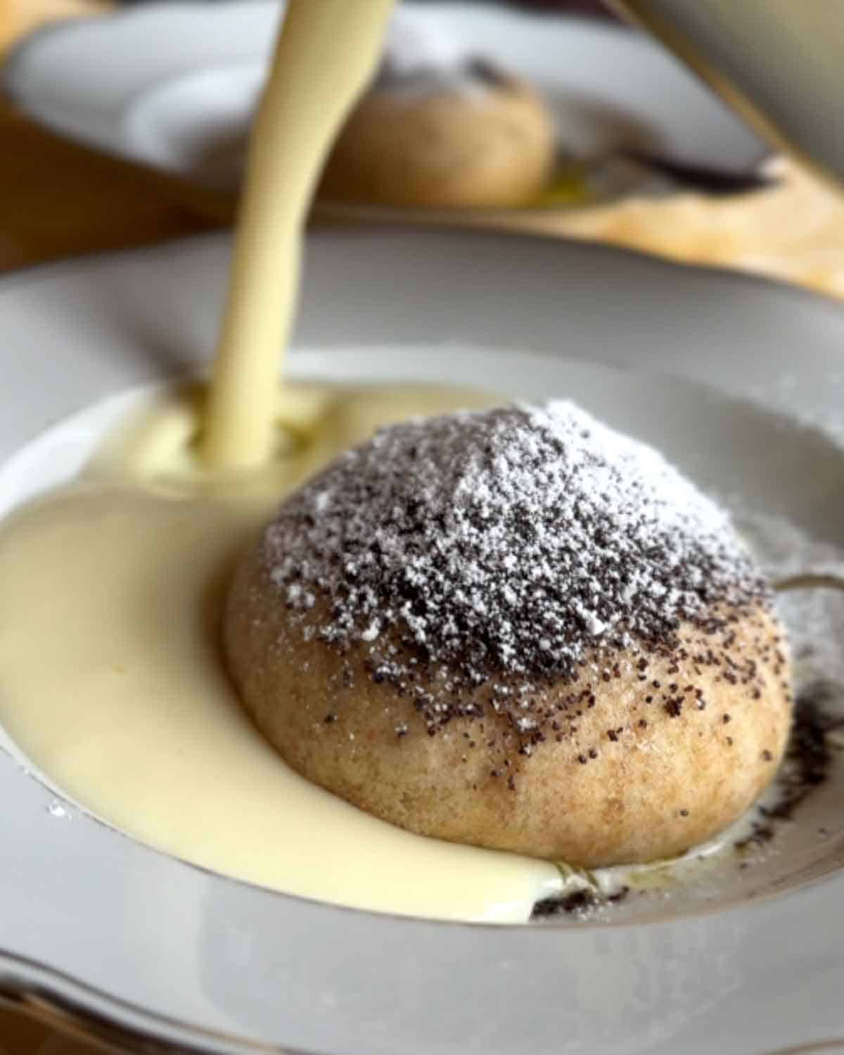 Germknödel mit Vanillesauce.