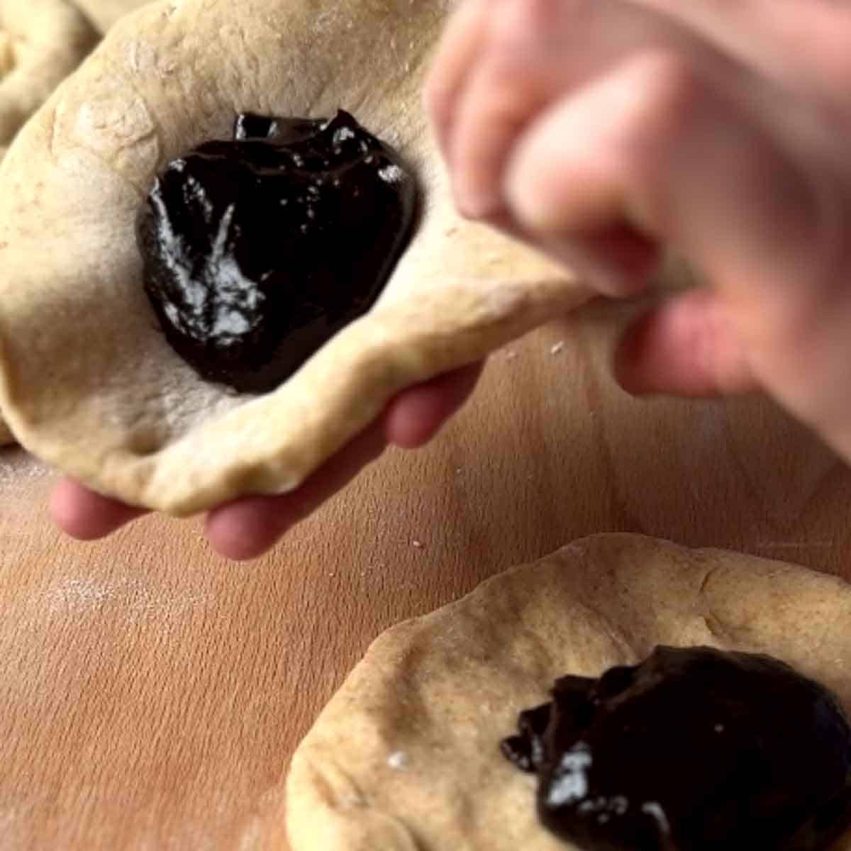 Germknödel mit Powidl füllen.