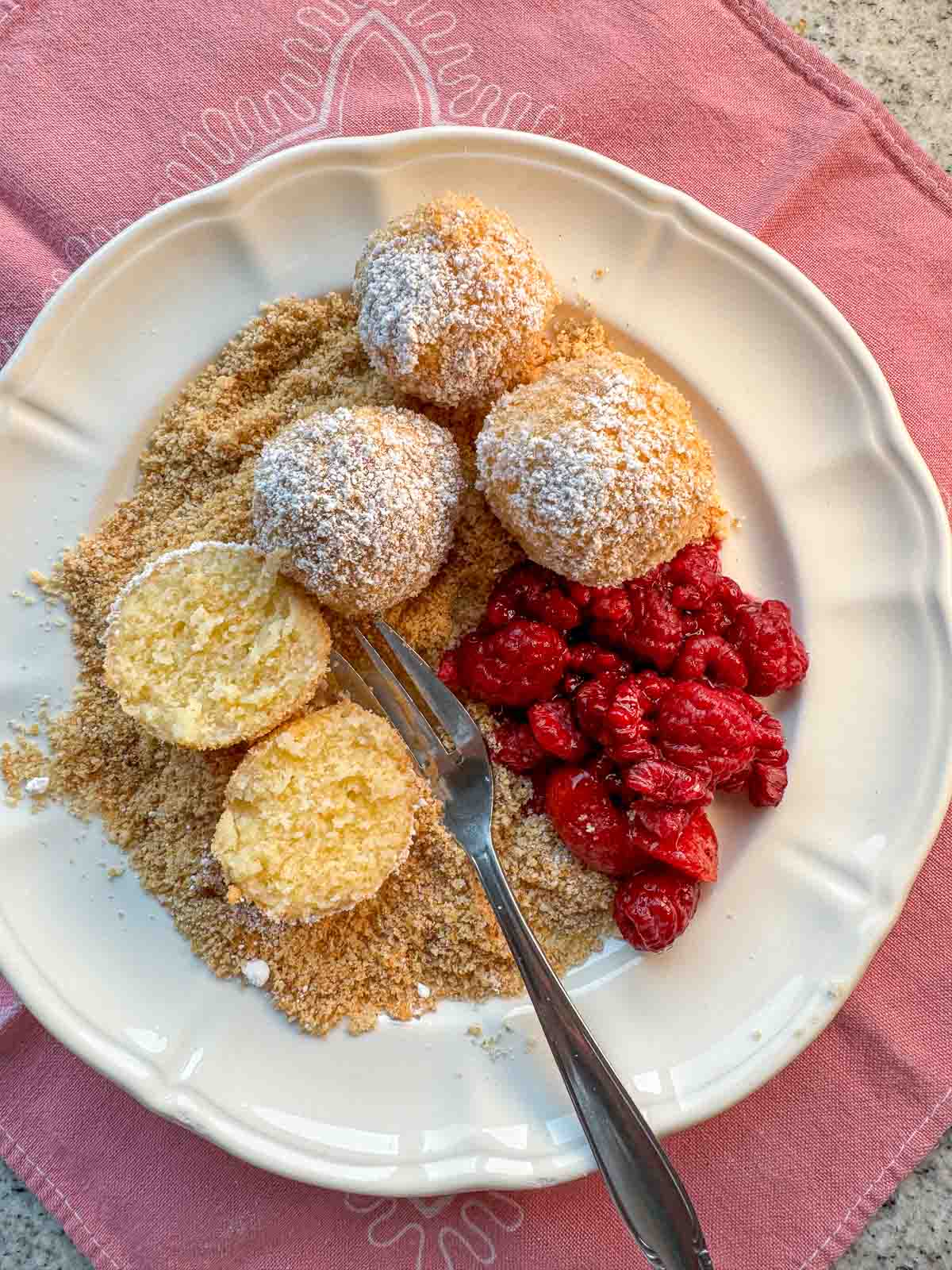 süße Grießknödel mit Beerenröster