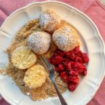 süße Grießknödel mit Beerenröster