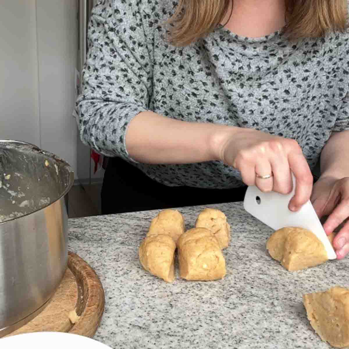 Brandteig in gleich große Stücke schneiden.