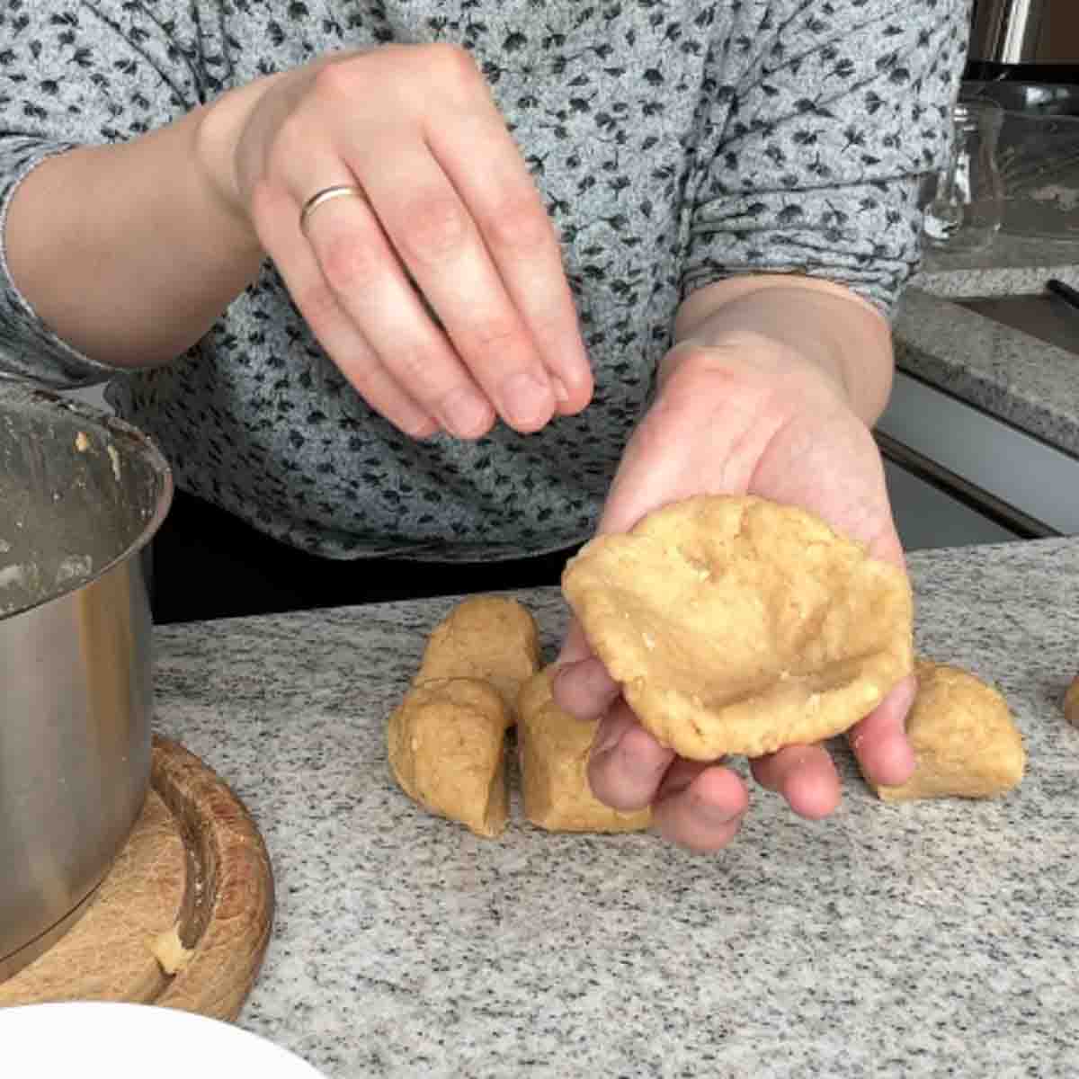 Brandteig in Scheiben formen.