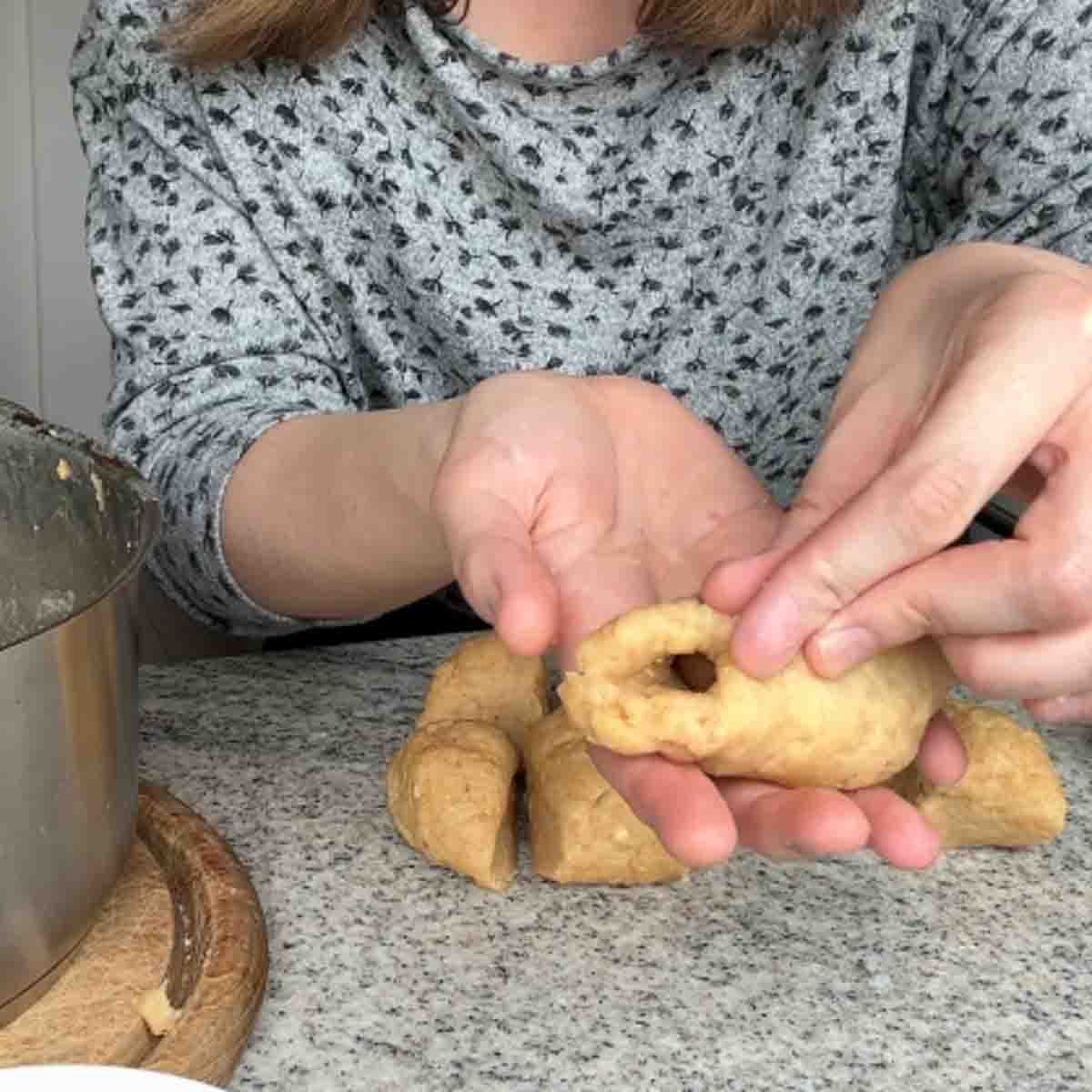 Brandteig Knödel verschließen.