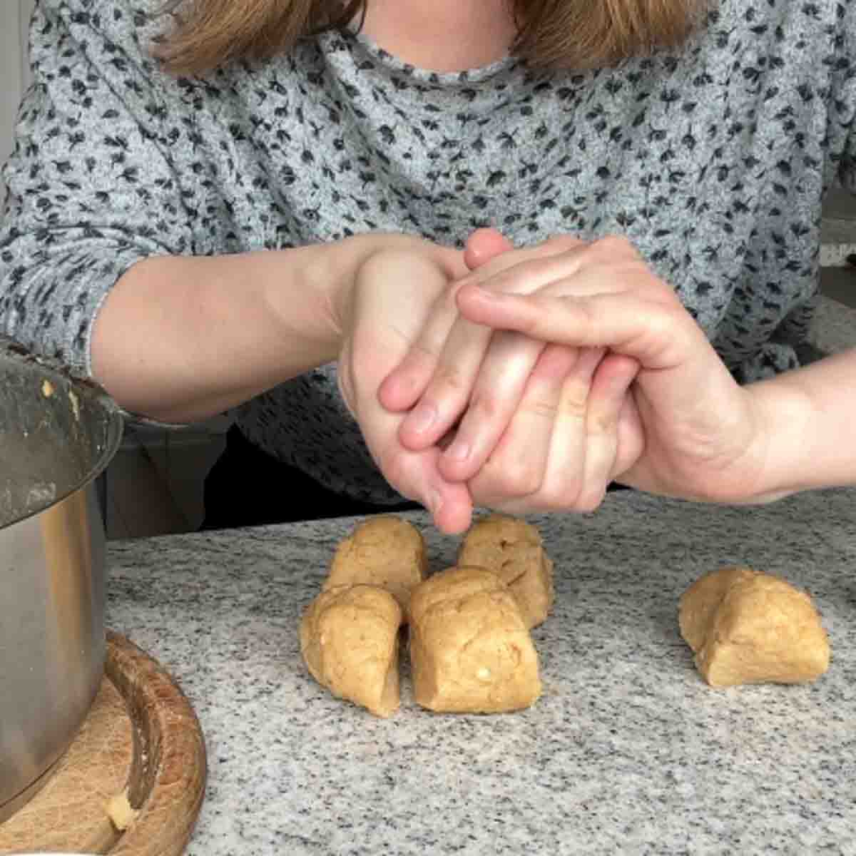 Brandteig Knödel zusammendrücken.