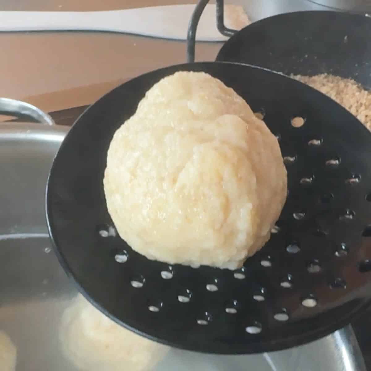 Knödel abseihen.