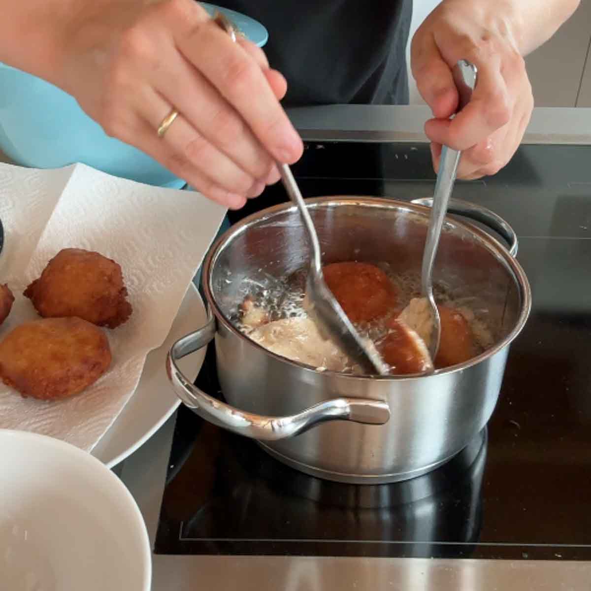 Turning Gebackene Mäuse while frying.