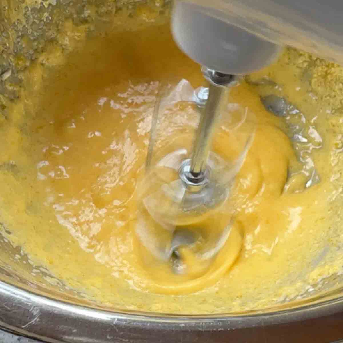 Reisauflauf Anleitung: Butter, Dotter, Zucker etc. mit dem Mixer schaumig rühren.