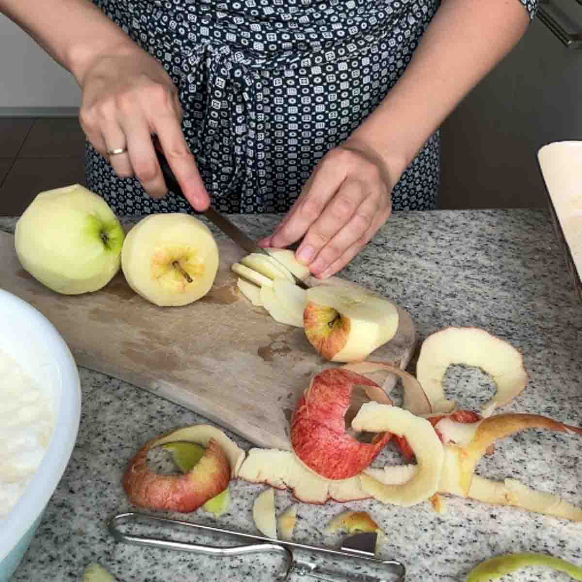 Äpfel in dünne Scheiben schneiden.