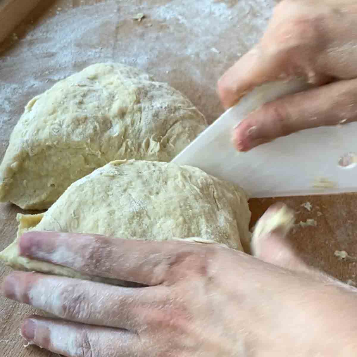 Germteig in Stücke schneiden.