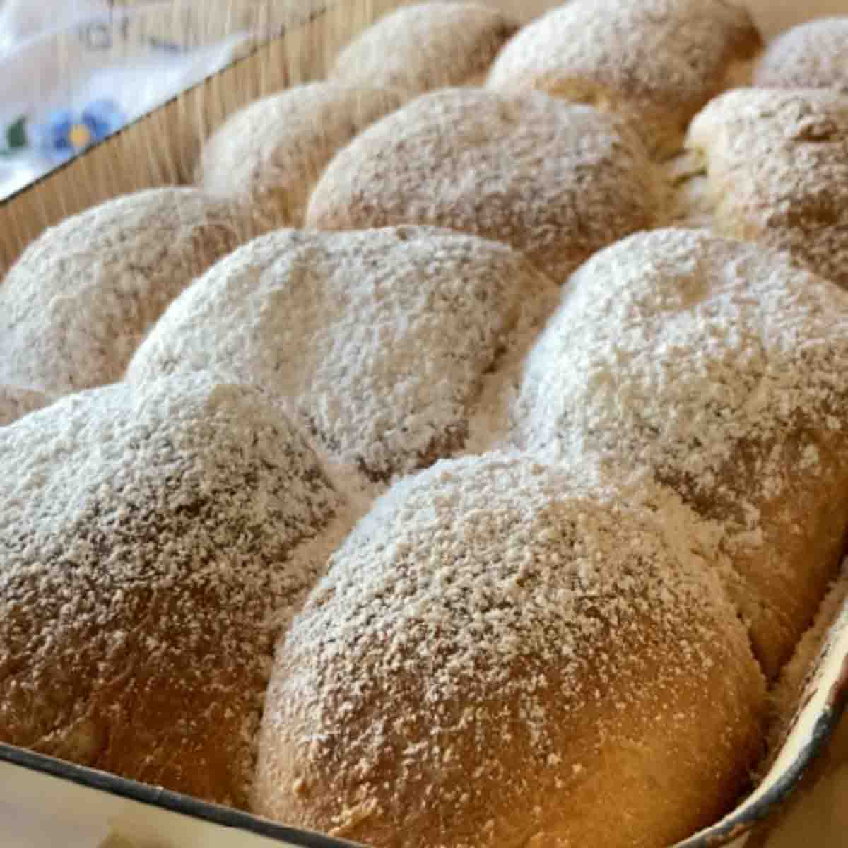 Buchteln mit Staubzucker.