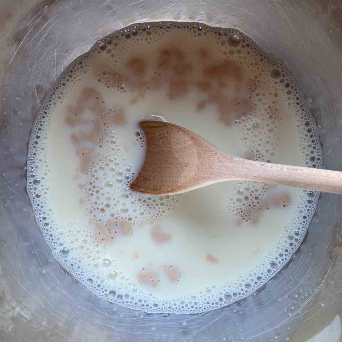 Germwürfel in Milch auflösen.