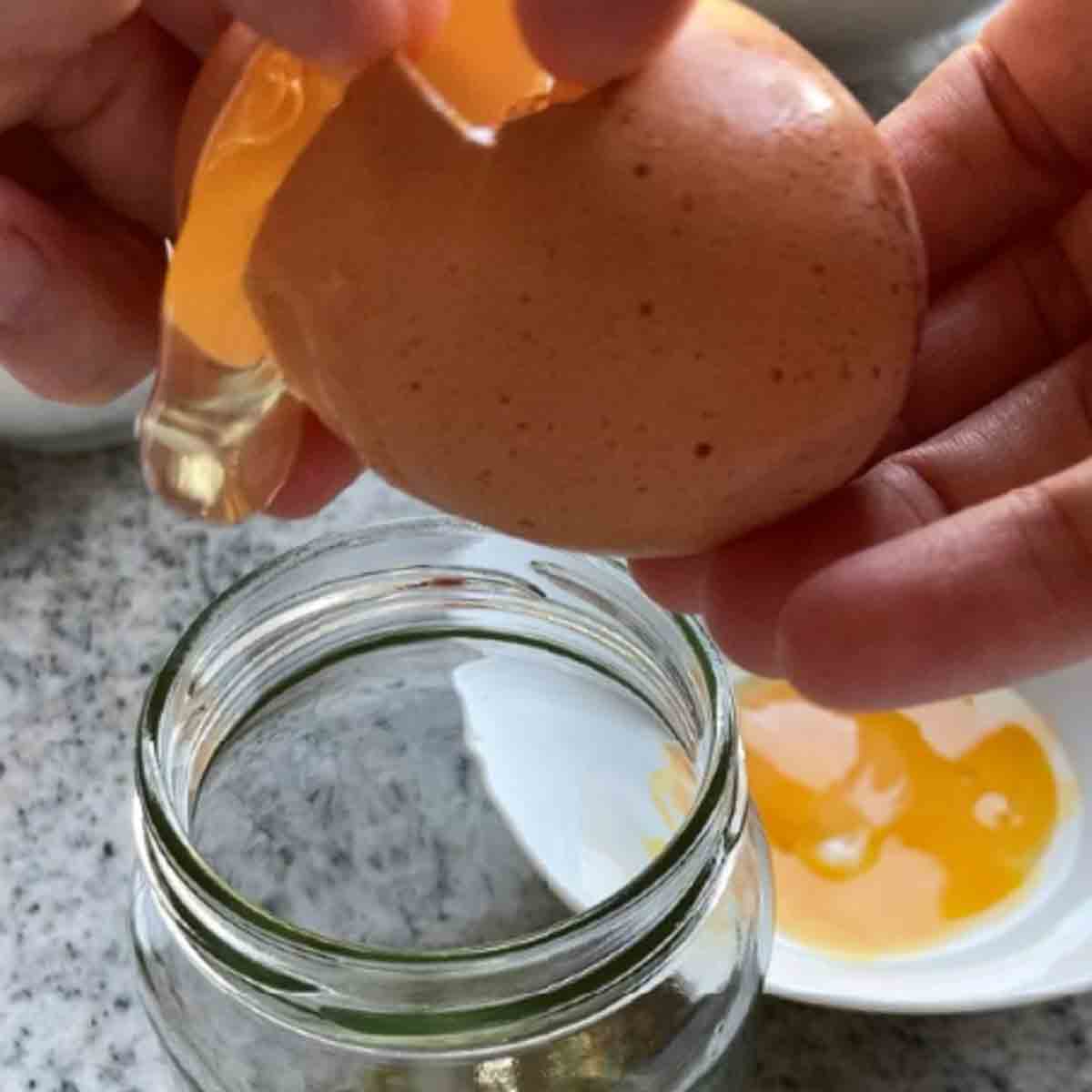 Eigelb vom Eidotter trennen.