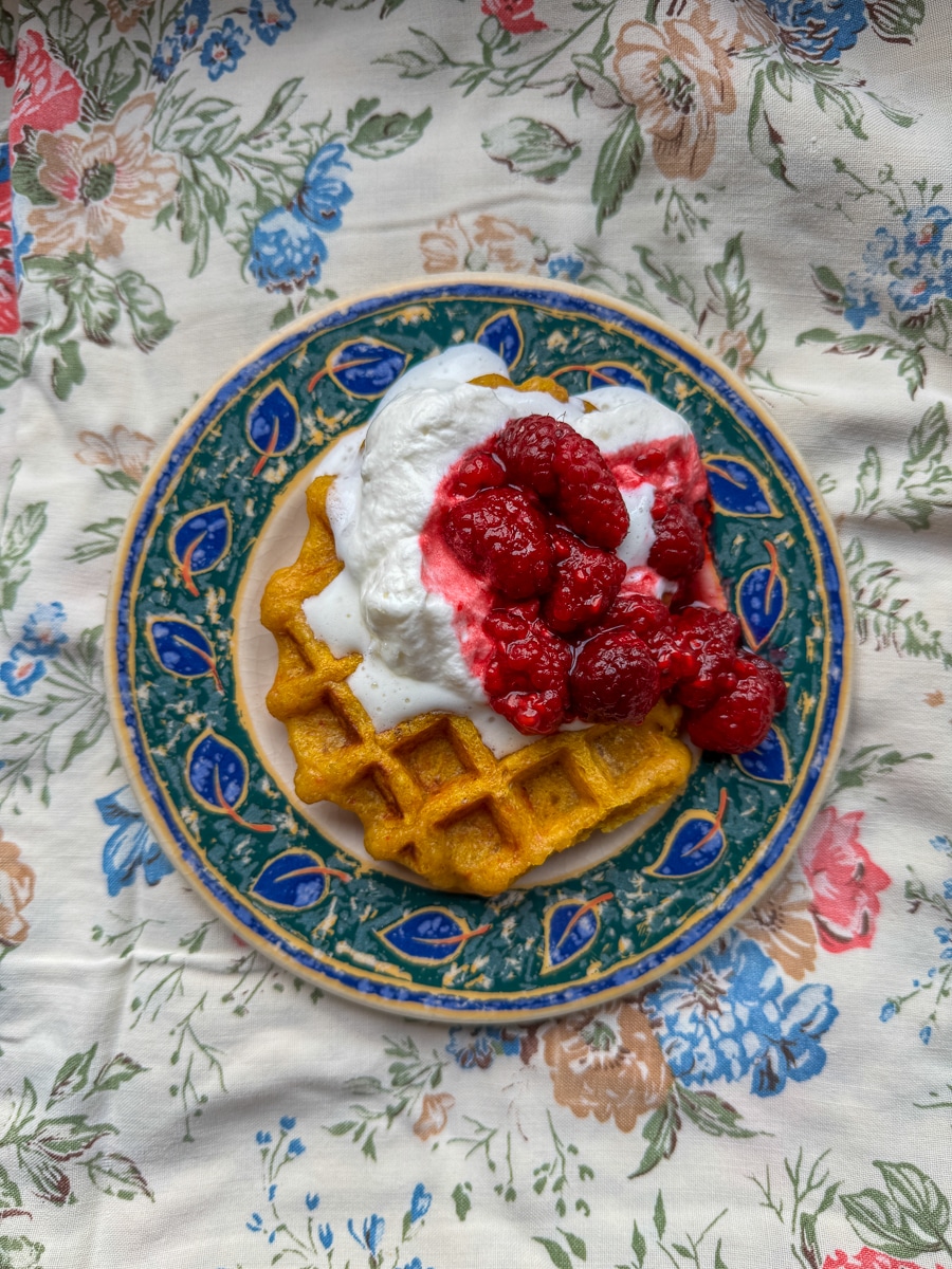 Kürbiswaffeln mit Schlagobers und Himbeeren.