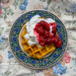 Kürbiswaffeln mit Schlagobers und Himbeeren.