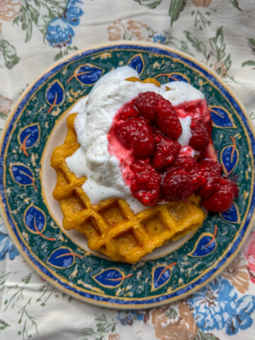 Kürbiswaffeln mit Schlagobers und Himbeeren.