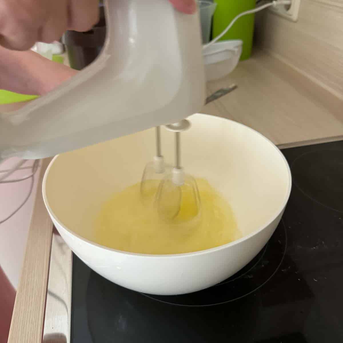 Eischnee mit Mixer schlagen