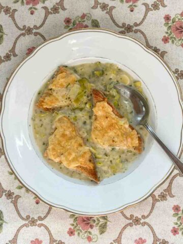 Lauchsuppe mit Käsetoast - leek soup with crispy cheese toast